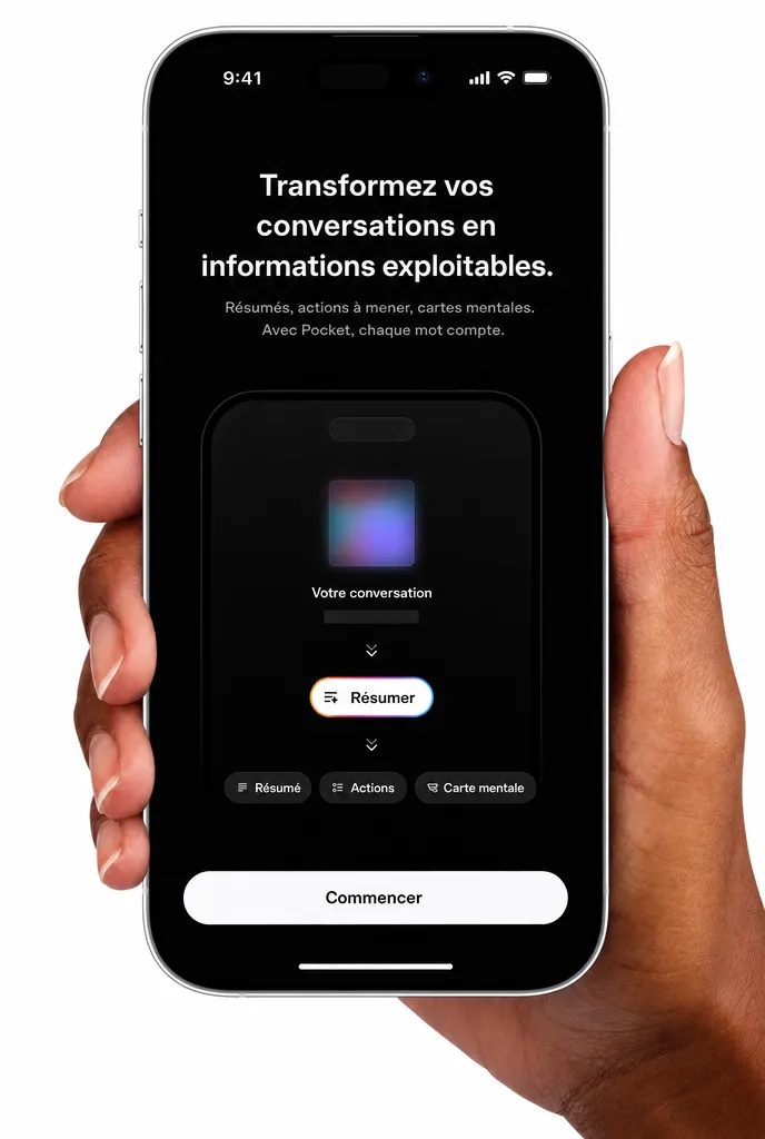 Une main tenant un téléphone affichant l’application Carnet, qui transforme une conversation en informations exploitables