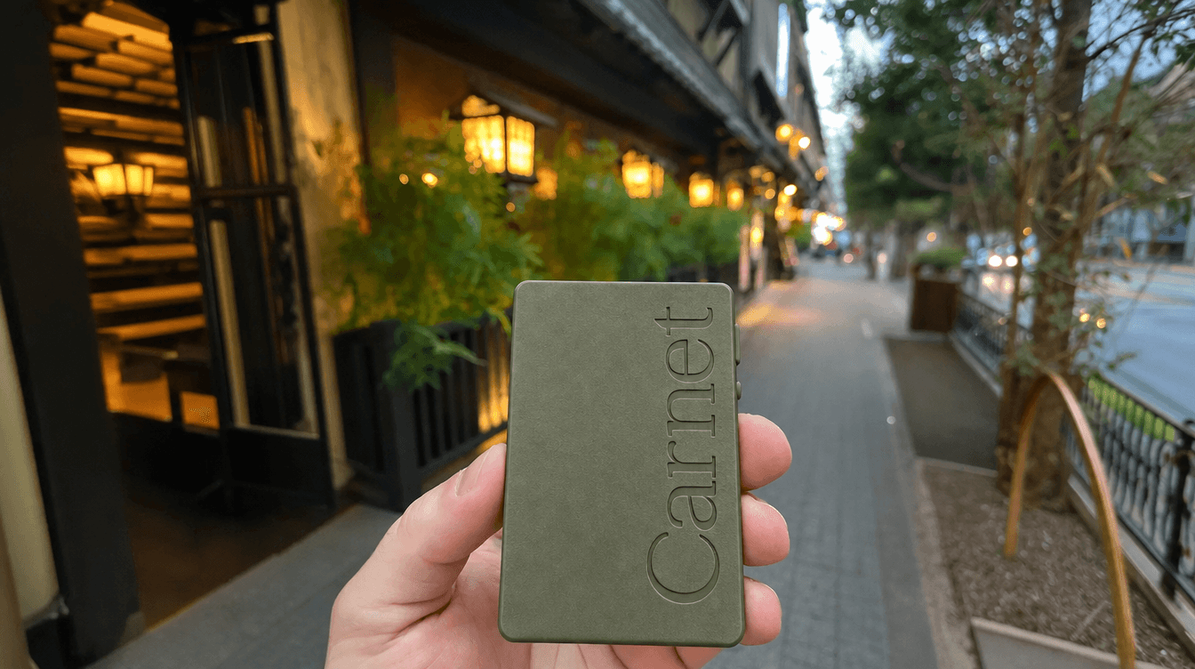Carnet tenu à la main dans une rue, en fin de journée